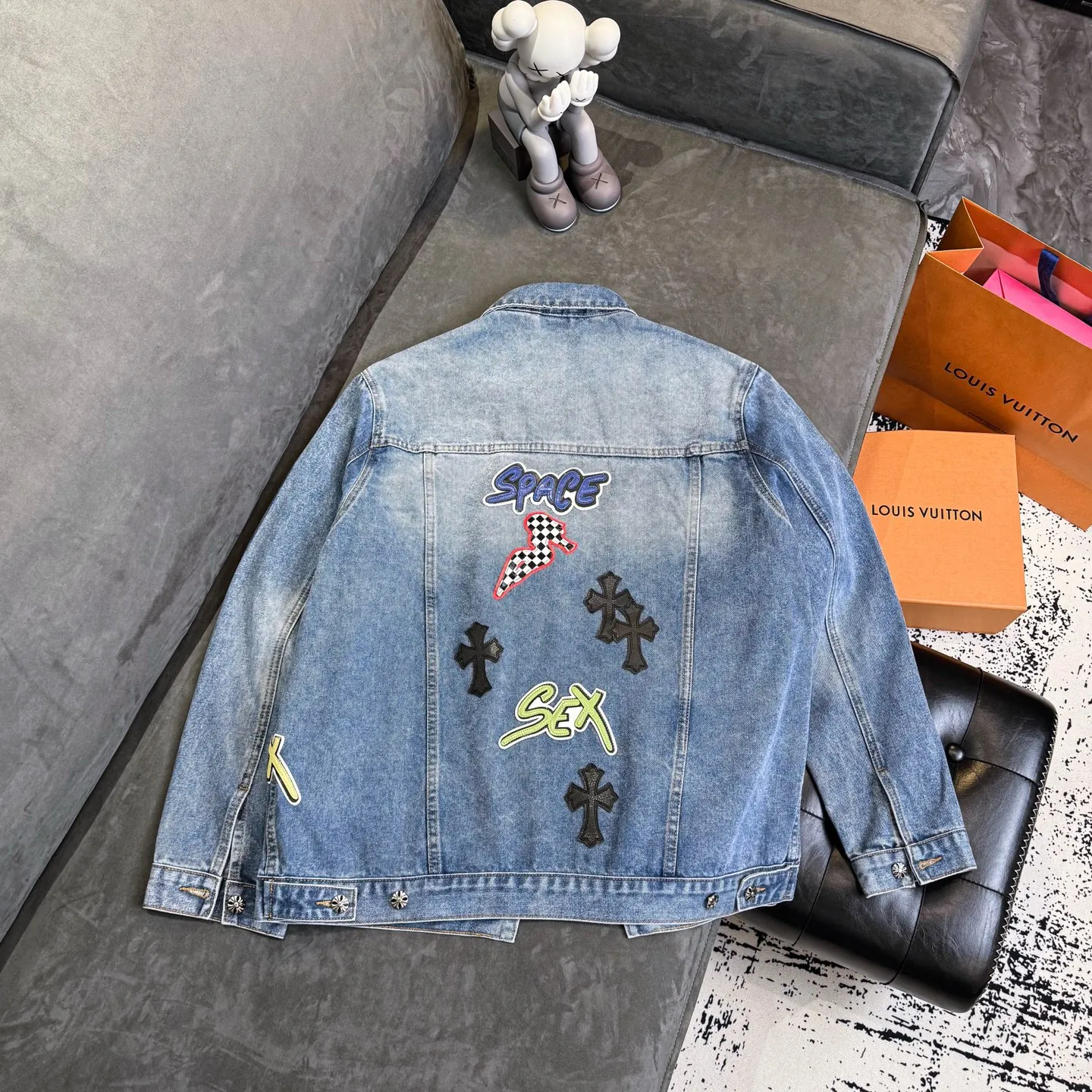 P350 ChromeHearts/Cro Hearts Cartoon Letter Chapter Cross Piece Leather Denim Jacket If you are obsessed with ChromeHearts, you can check it out. The same style for celebrities. Chrome Hearts is a very representative shirt jacket. The upper body of both men and women is really amazing, and it is also the same style as Yu Shuxin Angelababy! Recommended loose style for girls, super sweet! As soon as you go out, you will turn heads‼ ️This jacket is really eye-catching (the same style of pants is available) Color: light blue Size: S M L XL